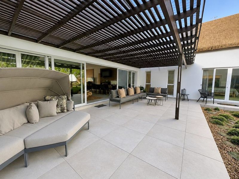 Contemporary Cape Dutch Fairway Sanctuary: Architectural Perfection in Fancourt, George, SA - Photo 8