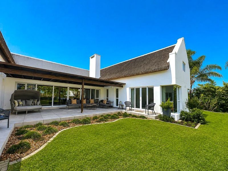 Contemporary Cape Dutch Fairway Sanctuary: Architectural Perfection in Fancourt, George, SA - Photo 7