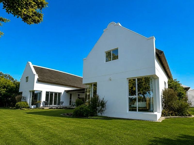Contemporary Cape Dutch Fairway Sanctuary: Architectural Perfection in Fancourt, George, SA - Photo 2
