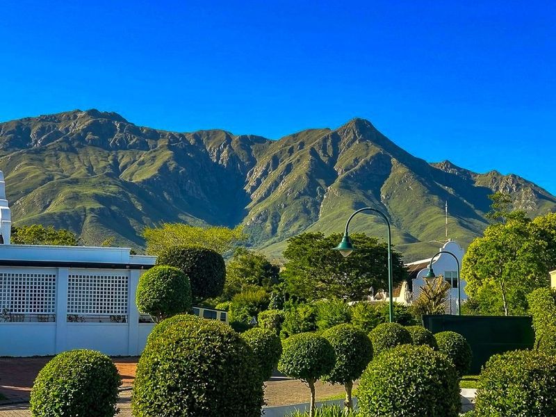 Contemporary Cape Dutch Fairway Sanctuary: Architectural Perfection in Fancourt, George, SA - Photo 3
