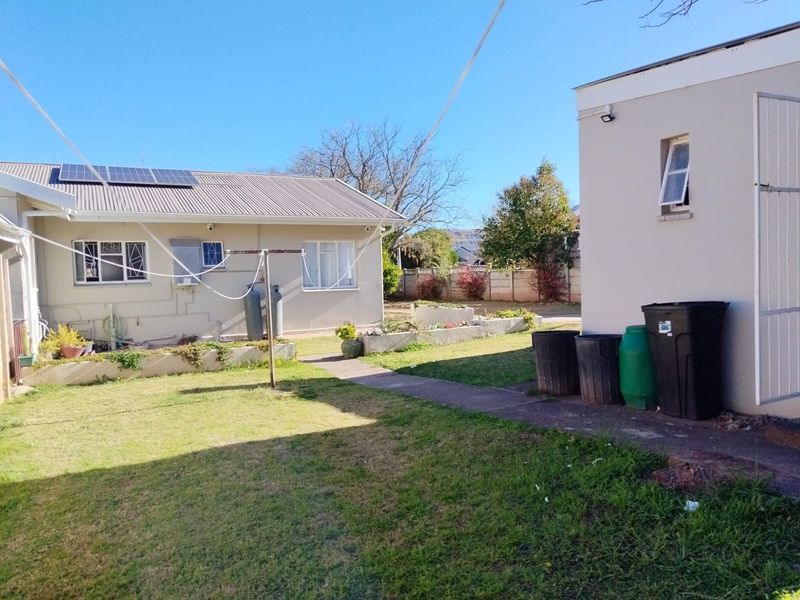Spacious 4 Bedroom Family Home with Solar and Water Backup For Sale in Bergsig, Queenstown - Photo 10