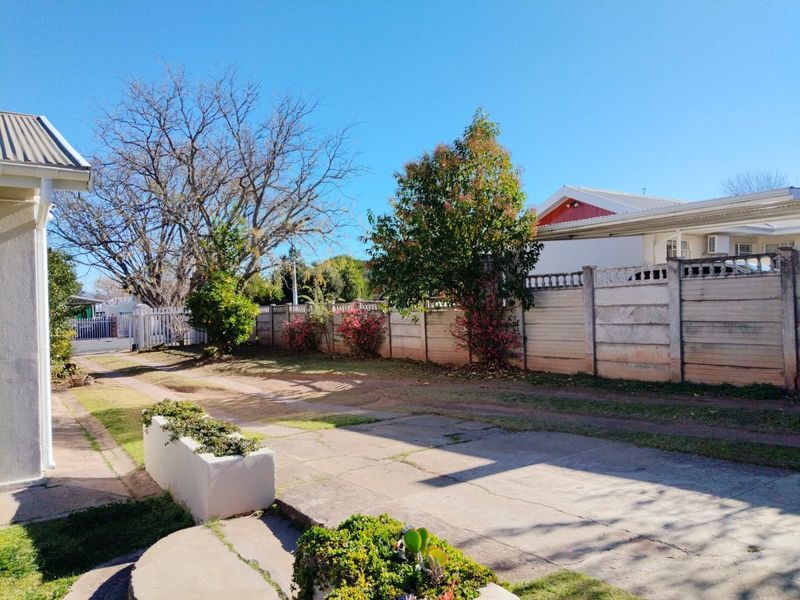 Spacious 4 Bedroom Family Home with Solar and Water Backup For Sale in Bergsig, Queenstown - Photo 7