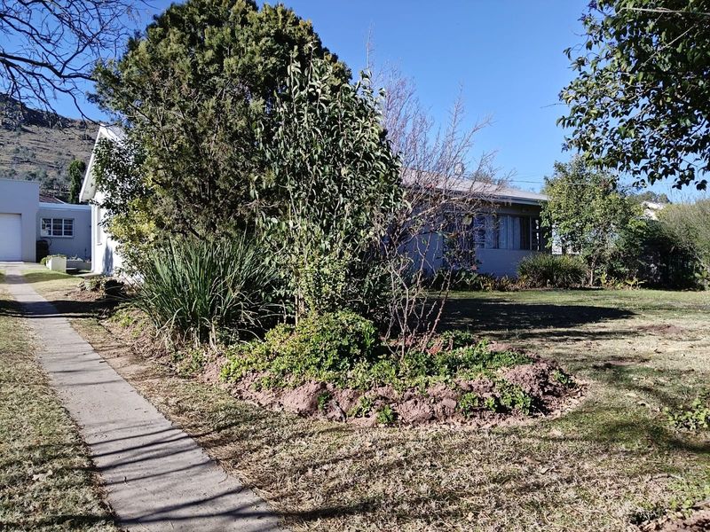 Spacious 4 Bedroom Family Home with Solar and Water Backup For Sale in Bergsig, Queenstown - Photo 2