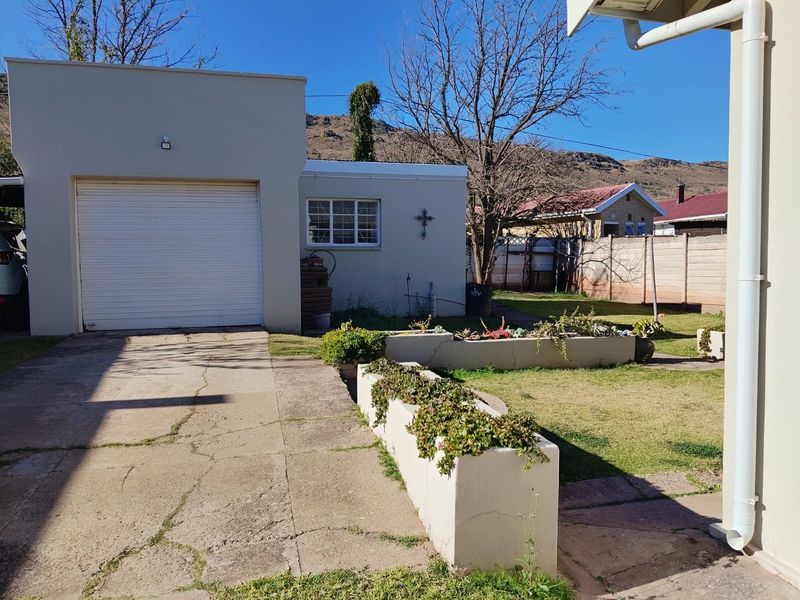 Spacious 4 Bedroom Family Home with Solar and Water Backup For Sale in Bergsig, Queenstown - Photo 8