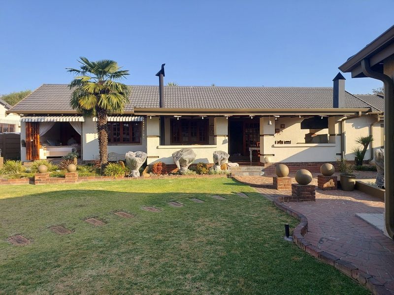 House with Cottage and Teen pad For Sale in Parkrand - Photo 1