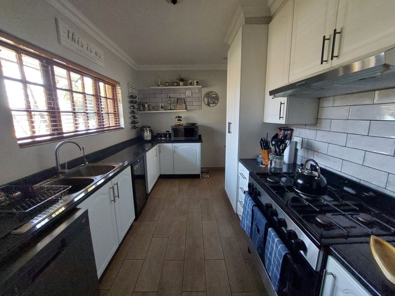 House with Cottage and Teen pad For Sale in Parkrand - Photo 7