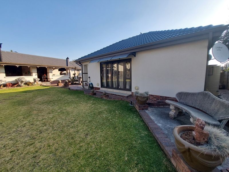 House with Cottage and Teen pad For Sale in Parkrand - Photo 6