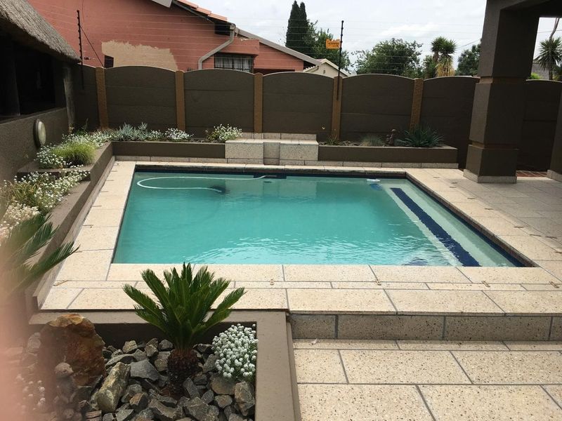 House with Cottage and Teen pad For Sale in Parkrand - Photo 3