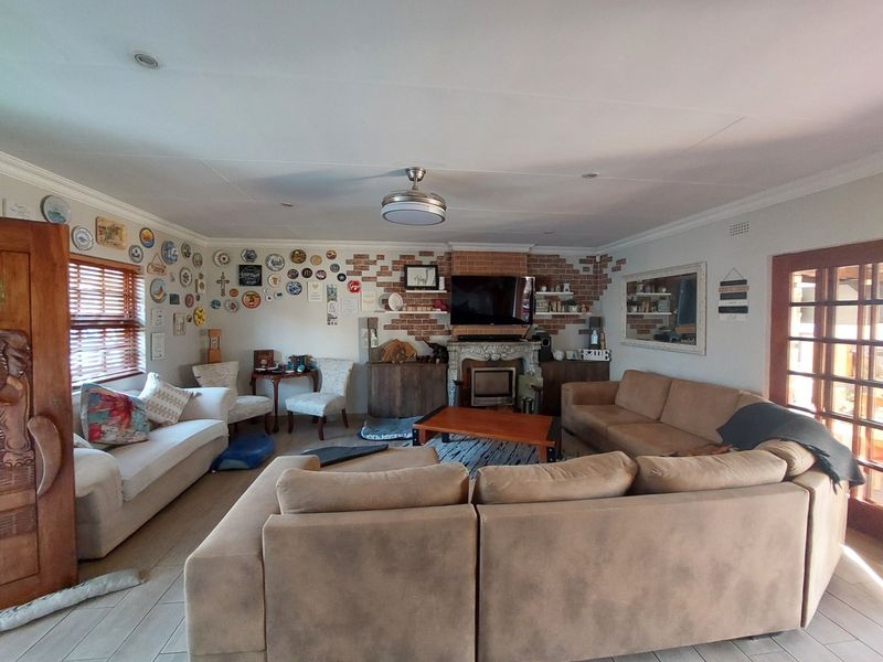House with Cottage and Teen pad For Sale in Parkrand - Photo 9