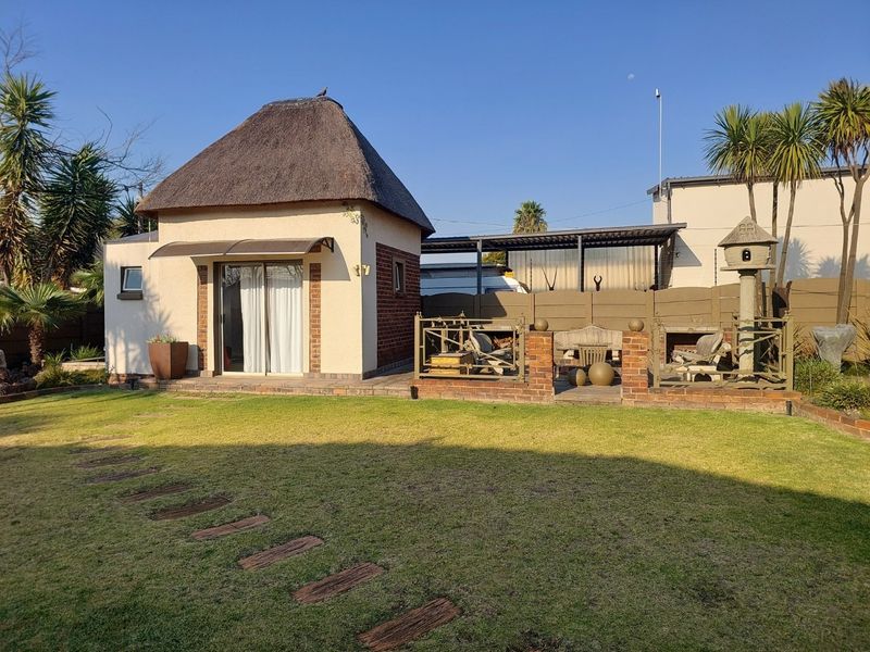 House with Cottage and Teen pad For Sale in Parkrand - Photo 5