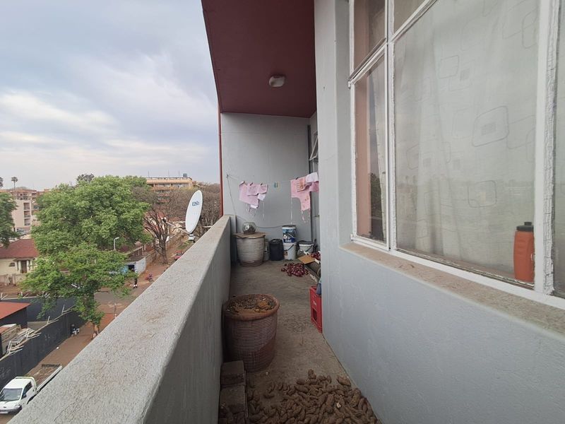 Apartment For Sale in Yeoville, Johannesburg - Photo 2