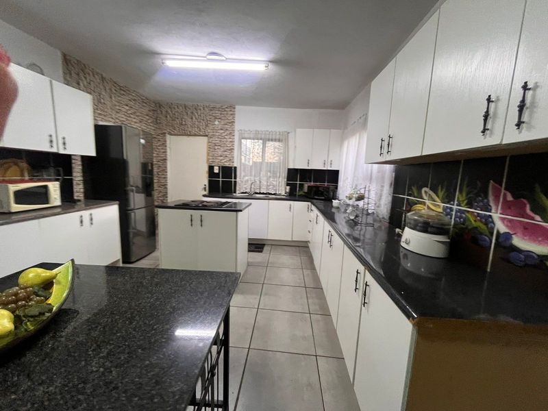 Bed And  Breakfast For Sale in Bedfordview - Photo 6