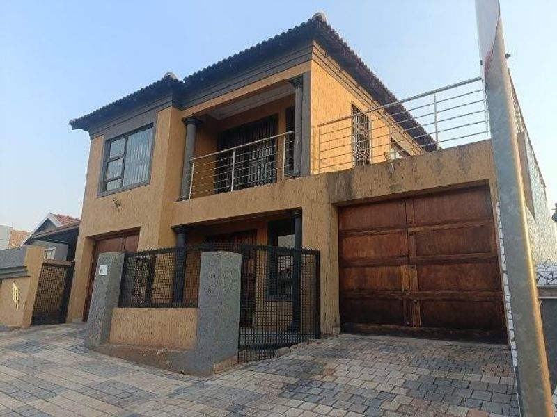 Stunning 4 bedroom family home - Photo 1