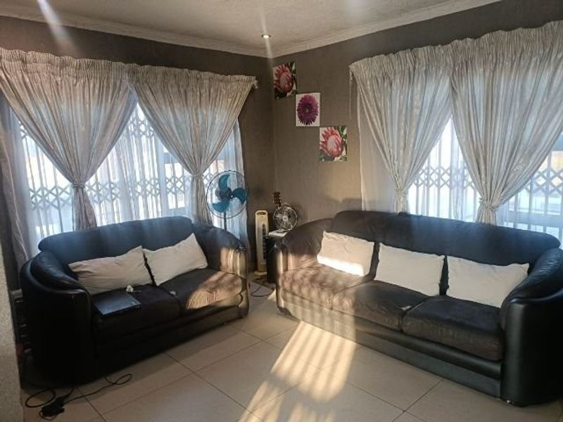 Stunning 4 bedroom family home - Photo 5