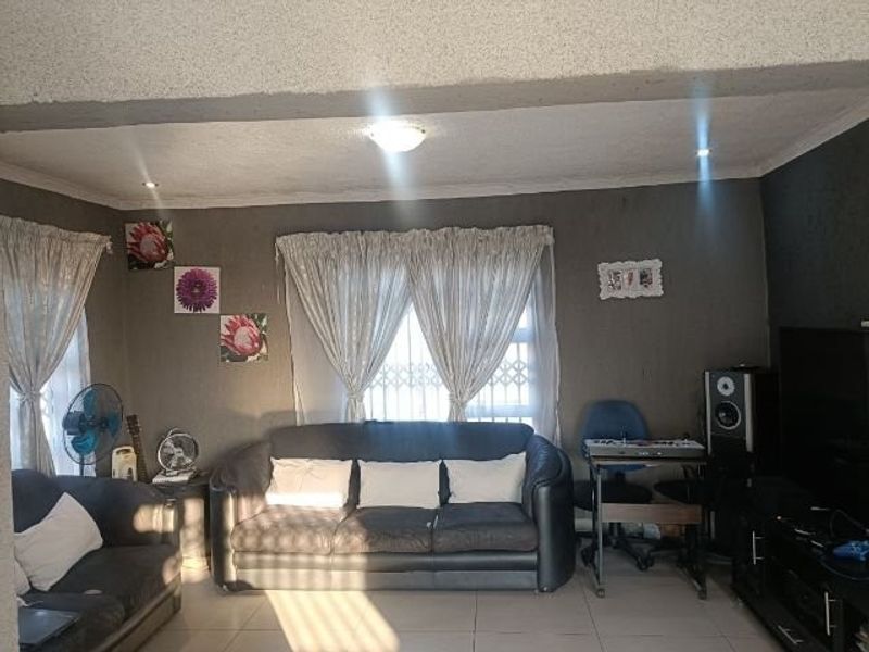 Stunning 4 bedroom family home - Photo 4