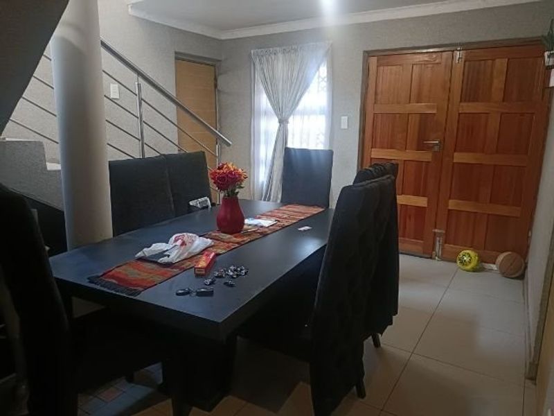 Stunning 4 bedroom family home - Photo 3