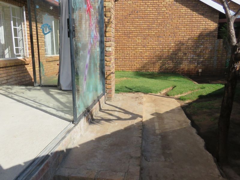 Complex For Sale in Wierdaglen Estate Centurion Gauteng - Photo 3