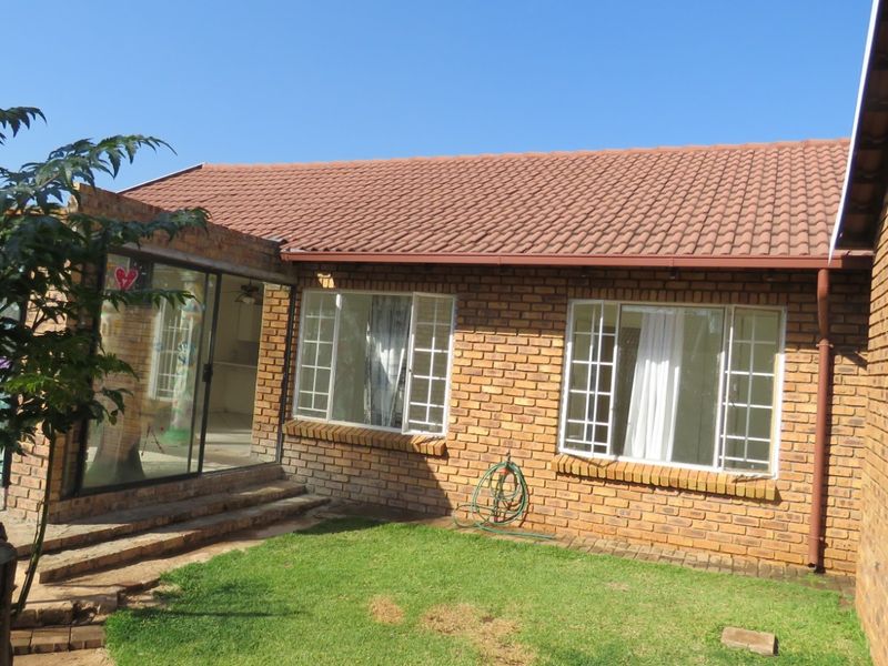 Complex For Sale in Wierdaglen Estate Centurion Gauteng - Photo 5