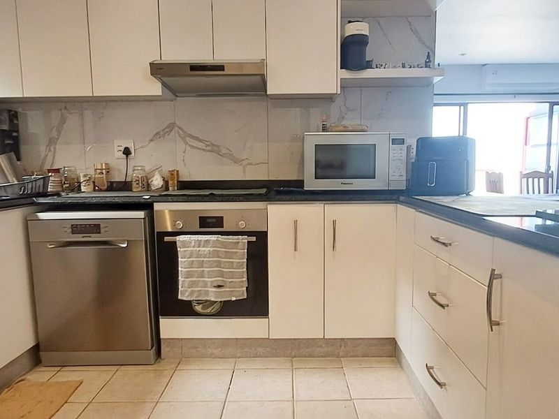 3 Bedroom Sea View Apartment For Sale in Umdloti Beach, Umdloti, KwaZulu Natal - Photo 2
