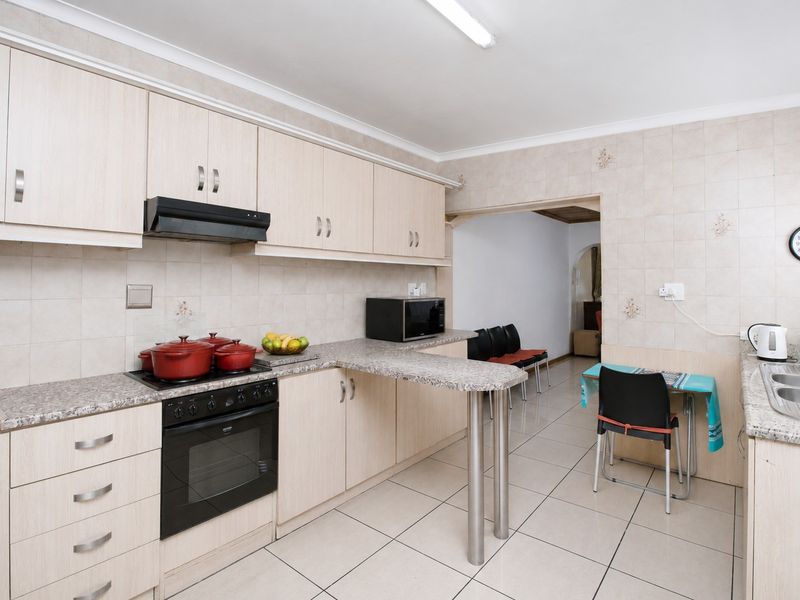 Family Entertainer with Separate Entrance Potential - Photo 8