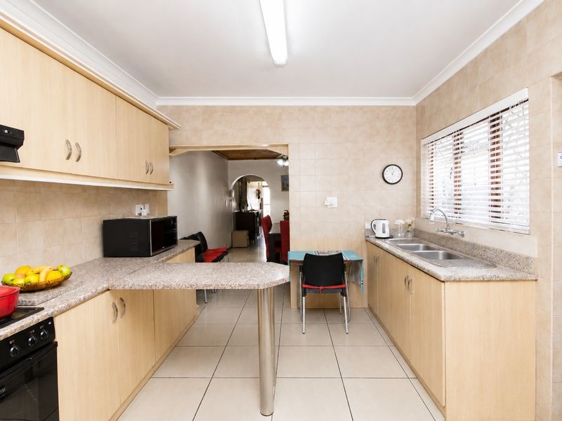 Family Entertainer with Separate Entrance Potential - Photo 9