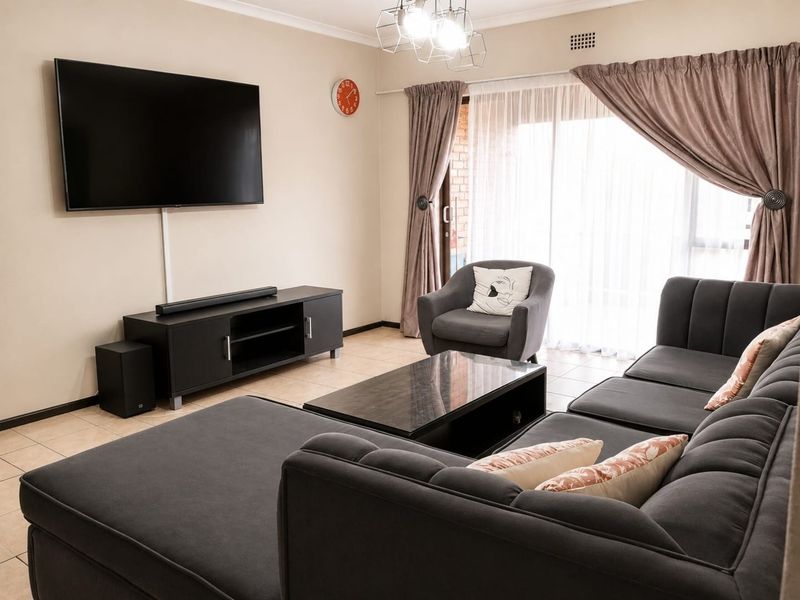 Neat 2 Bedroom Top Floor Apartment with Patio | Family-Friendly Complex | Brakpan - Photo 6