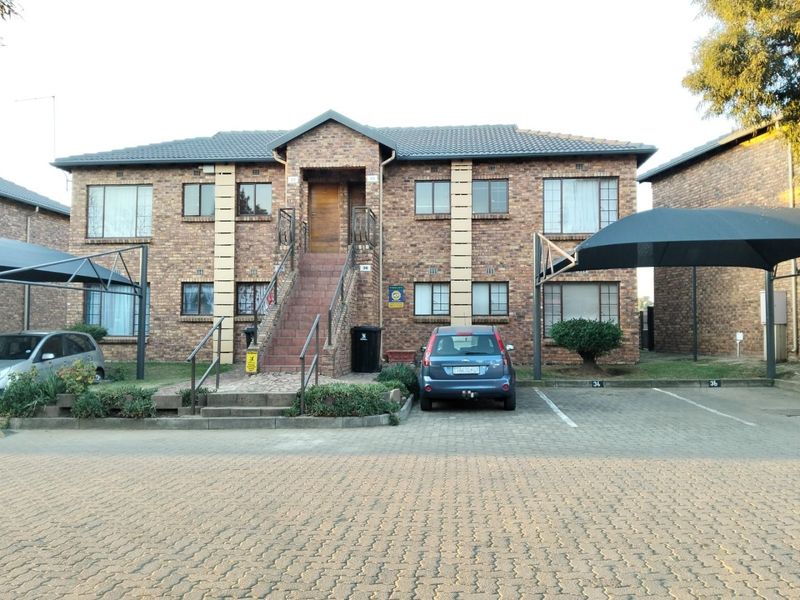 Neat 2 Bedroom Top Floor Apartment with Patio | Family-Friendly Complex | Brakpan - Photo 1