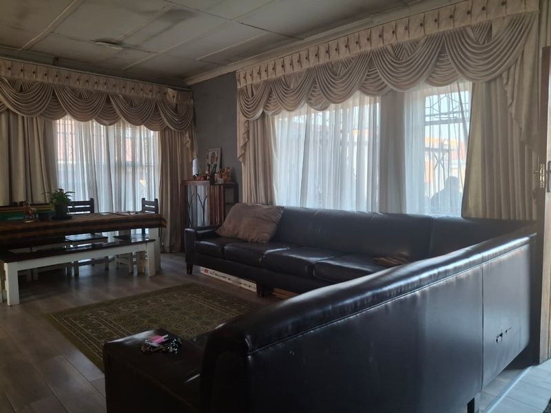 House For Sale in Roseacre Johannesburg - Photo 8