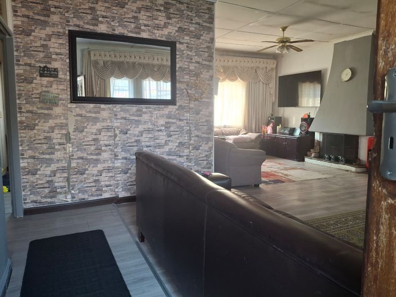 House For Sale in Roseacre Johannesburg - Photo 7