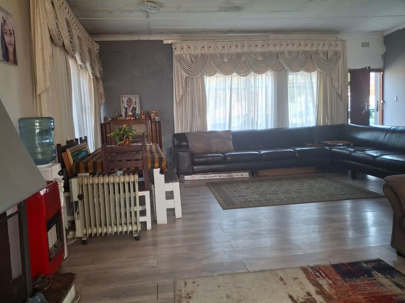 House For Sale in Roseacre Johannesburg - Photo 6