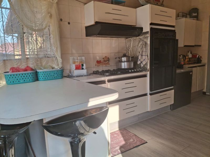 House For Sale in Roseacre Johannesburg - Photo 3