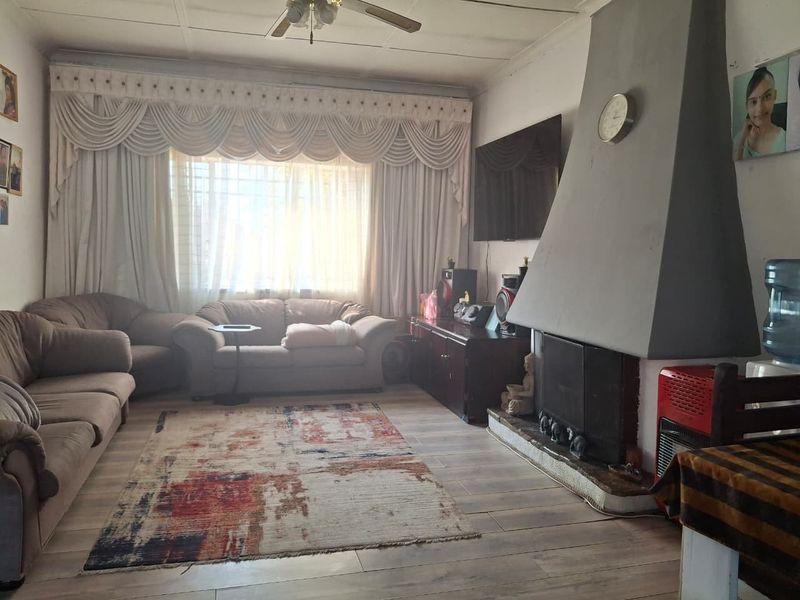 House For Sale in Roseacre Johannesburg - Photo 5