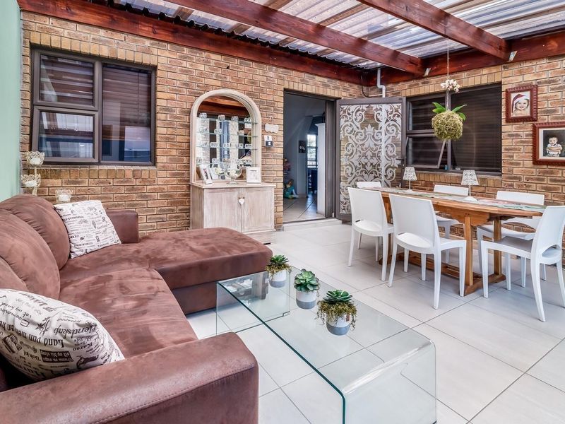 3 Bedroom House To Rent in The Crest, Durbanville - Photo 9