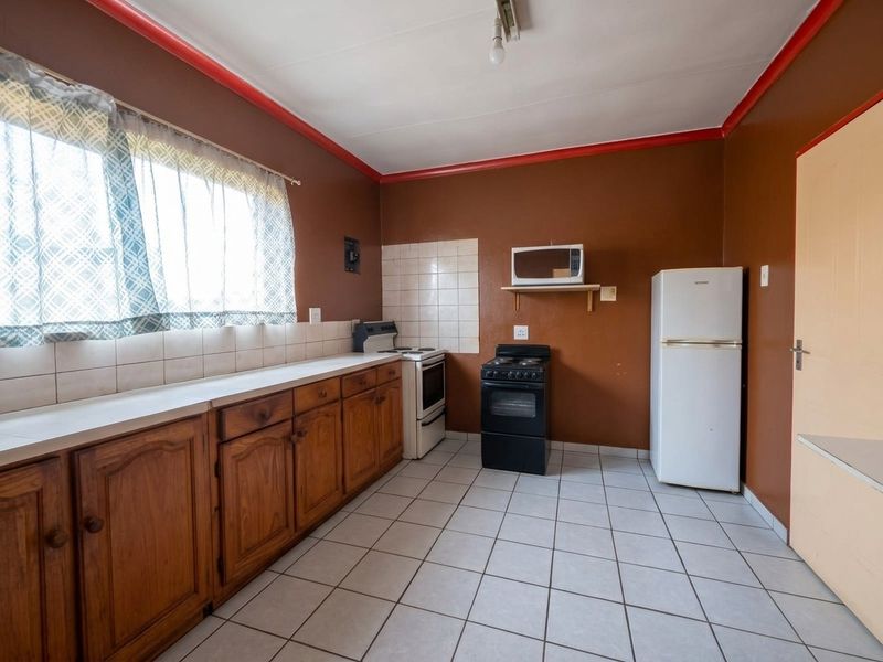 Face Brick Family Home on a Generous Erf with Endless Potential - Photo 10