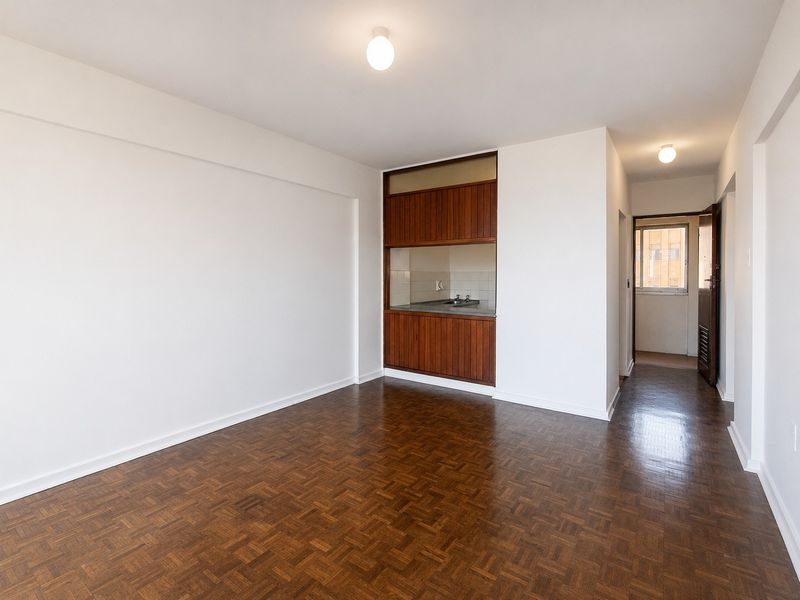 8th Floor One-Bedroom Apartment with Stunning Harbour Views for Rent - Photo 9