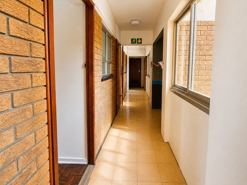 8th Floor One-Bedroom Apartment with Stunning Harbour Views for Rent - Photo 2