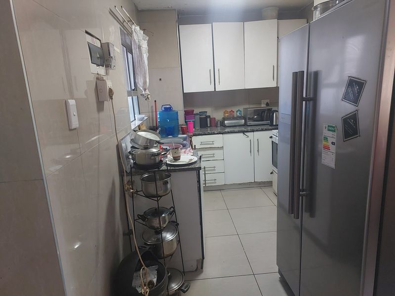 3 Bedroom Apartment In A Share Block - Photo 8