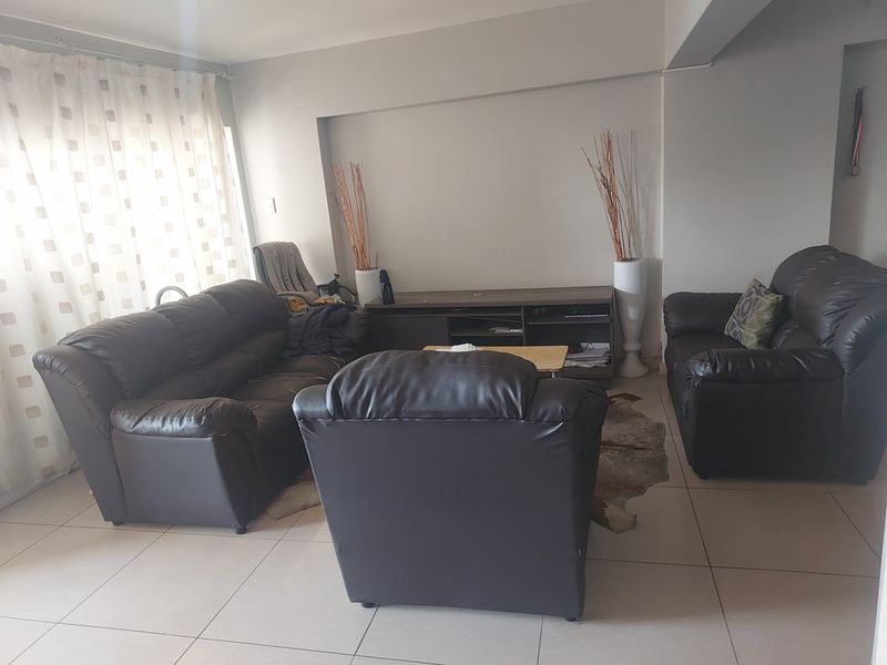 3 Bedroom Apartment In A Share Block - Photo 5