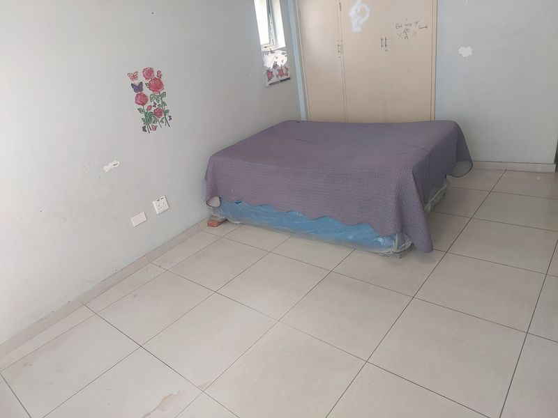 3 Bedroom Apartment In A Share Block - Photo 10