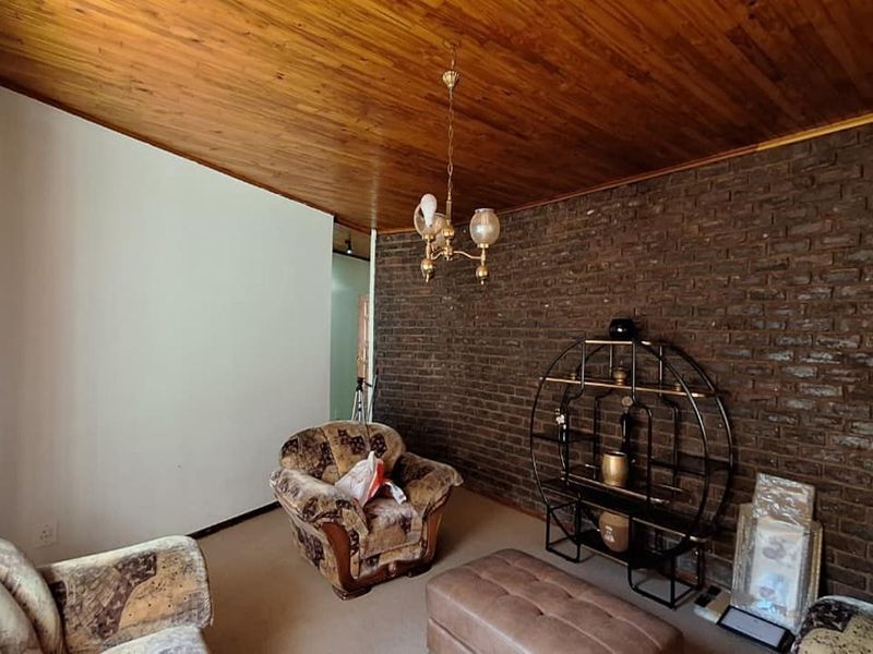Generous Family Living in the Heart of Parkrand, Boksburg - Photo 4
