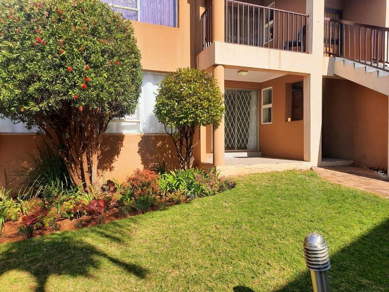 Apartment For Sale in Little Falls, Roodepoort - Photo 1