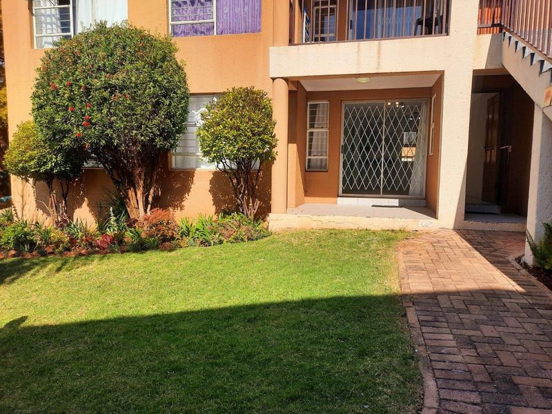Apartment For Sale in Little Falls, Roodepoort - Photo 2