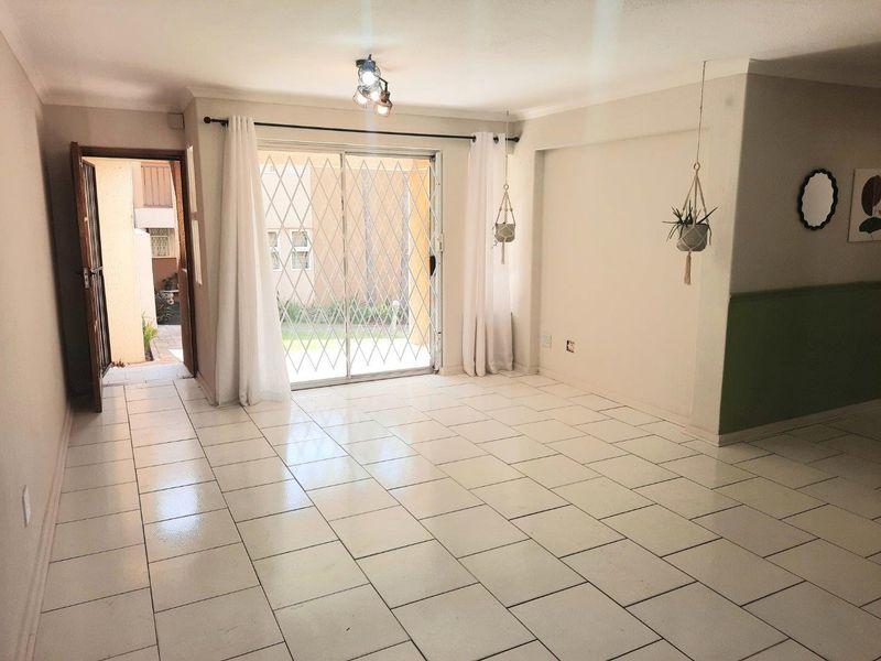 Apartment For Sale in Little Falls, Roodepoort - Photo 4