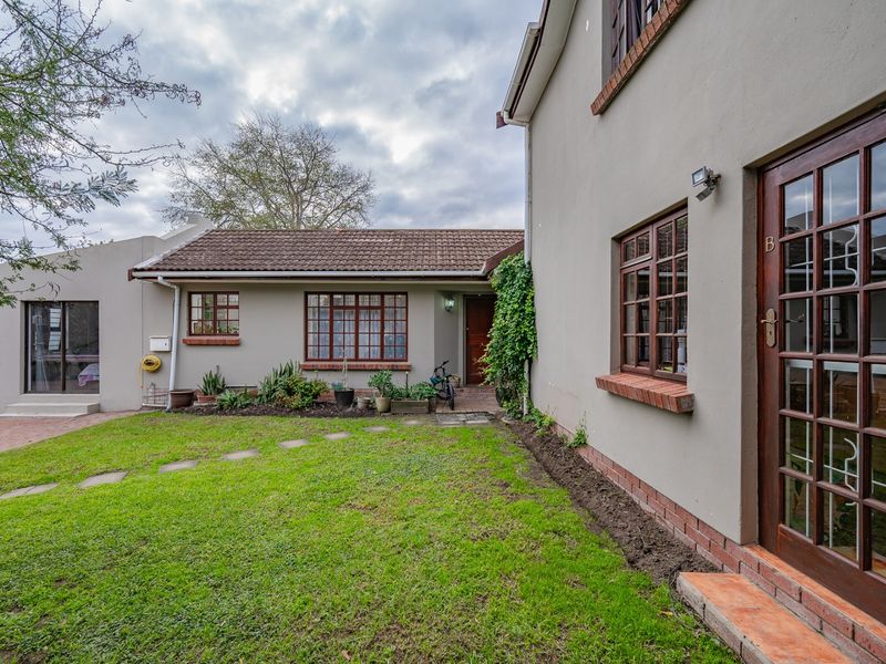 House For Sale in Martinville, Roundhay, Somerset West - Photo 2