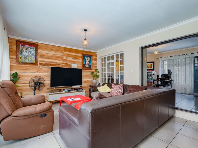 House For Sale in Martinville, Roundhay, Somerset West - Photo 8
