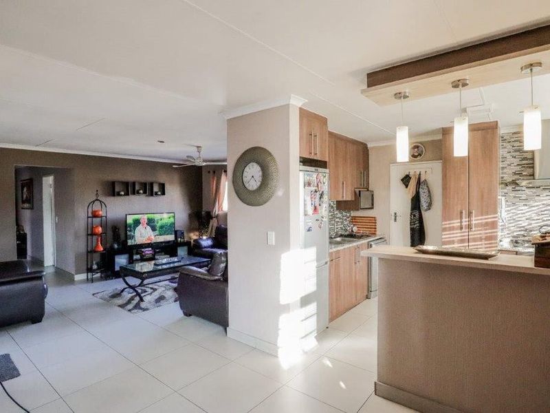 House For Sale in Van Riebeeck Park, Kempton Park - Photo 5