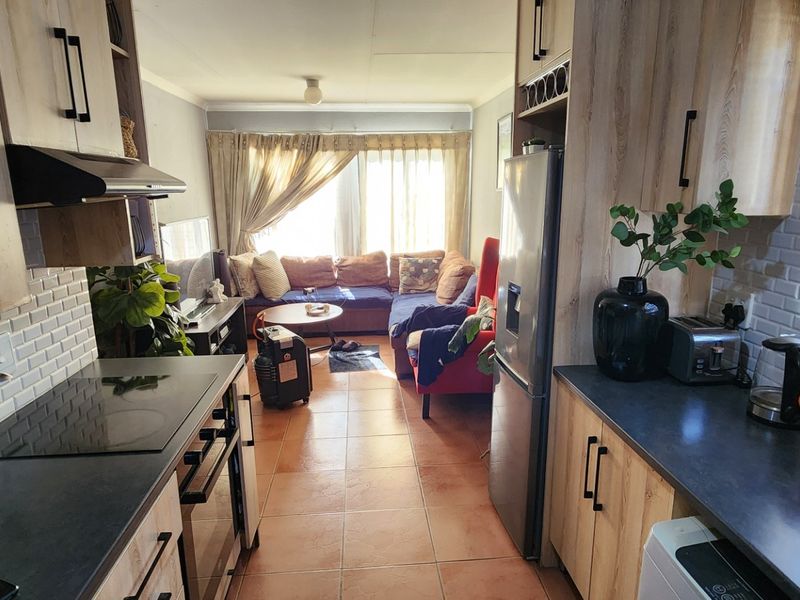 3 Bedroom House For Sale in Nellmapius, Pretoria - Photo 8