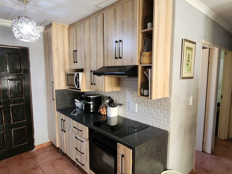 3 Bedroom House For Sale in Nellmapius, Pretoria - Photo 7
