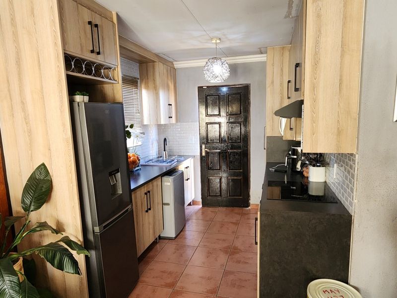 3 Bedroom House For Sale in Nellmapius, Pretoria - Photo 9