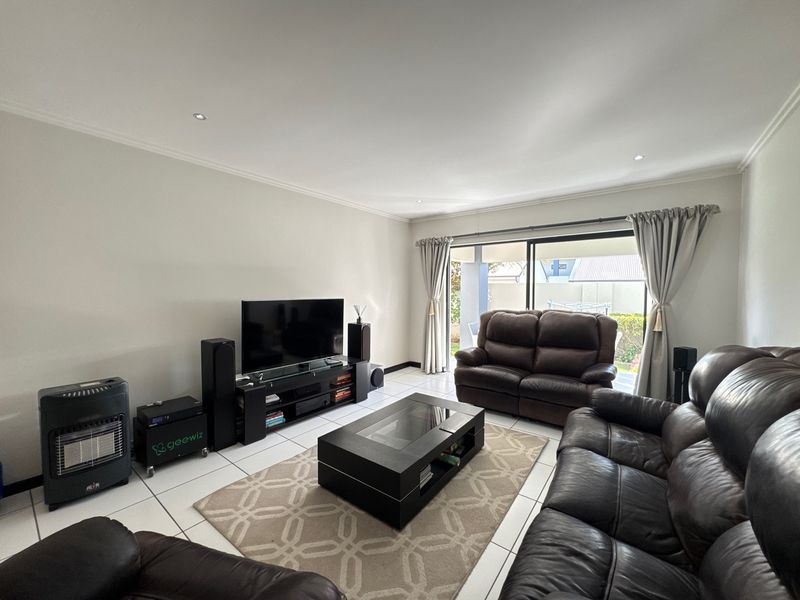Apartment For Sale in Paulshof, Sandton - Photo 6